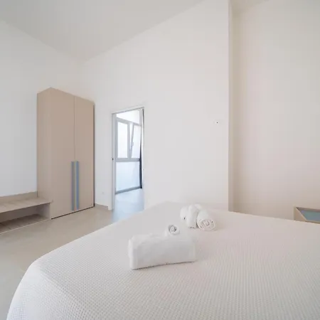 Madame Lu - Easy Parking - By Enjoypuglia * Monopoli